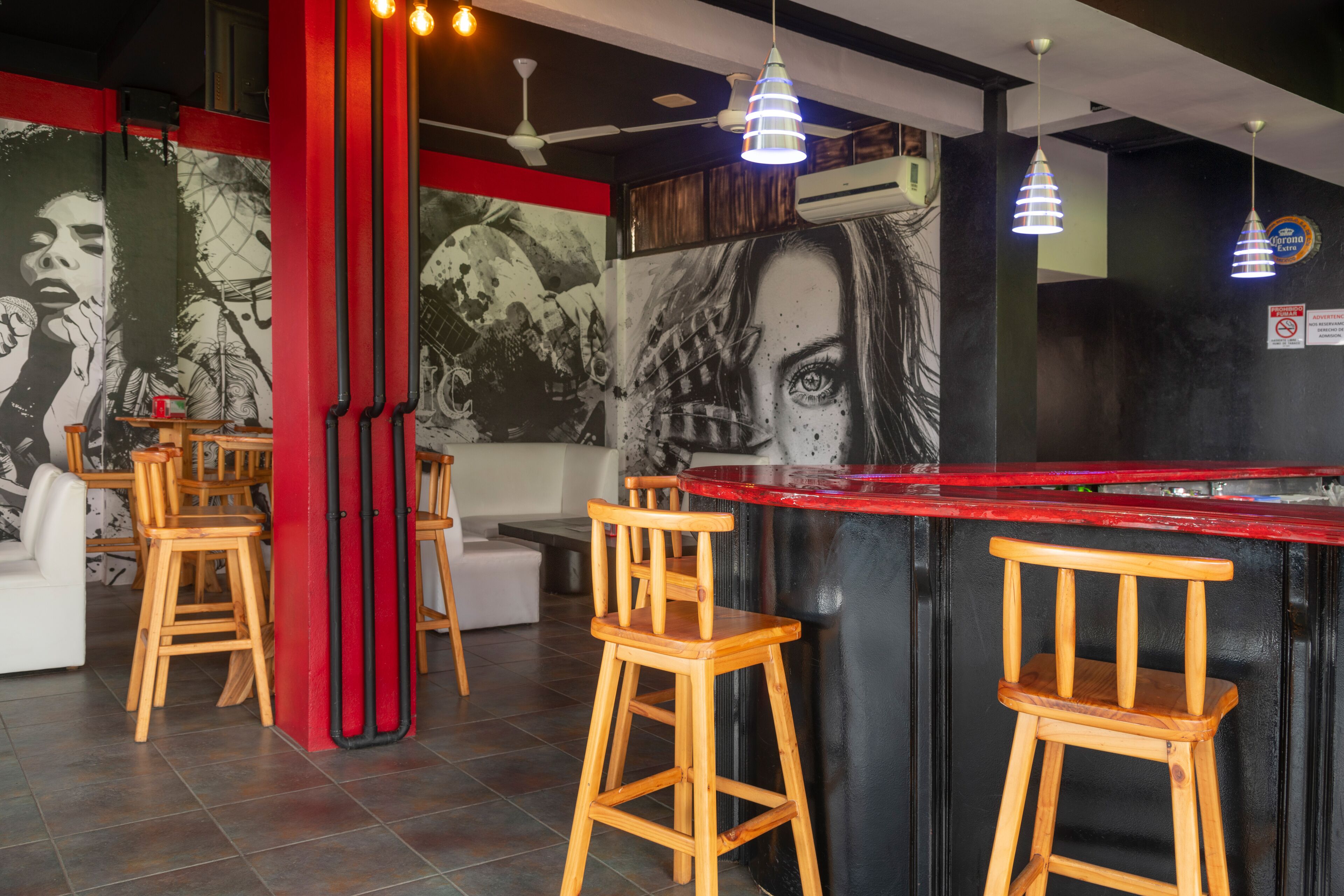 garden views, serves breakfast, lunch and dinner