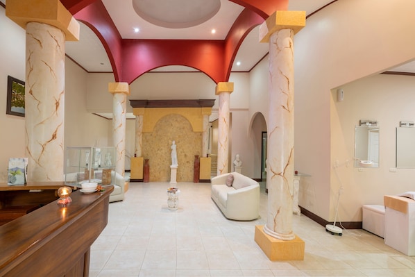 전신 트리트먼트, 진흙목욕, 아로마테라피, 핫스톤 마사지, 딥티슈 마사지, 스웨덴식 마사지