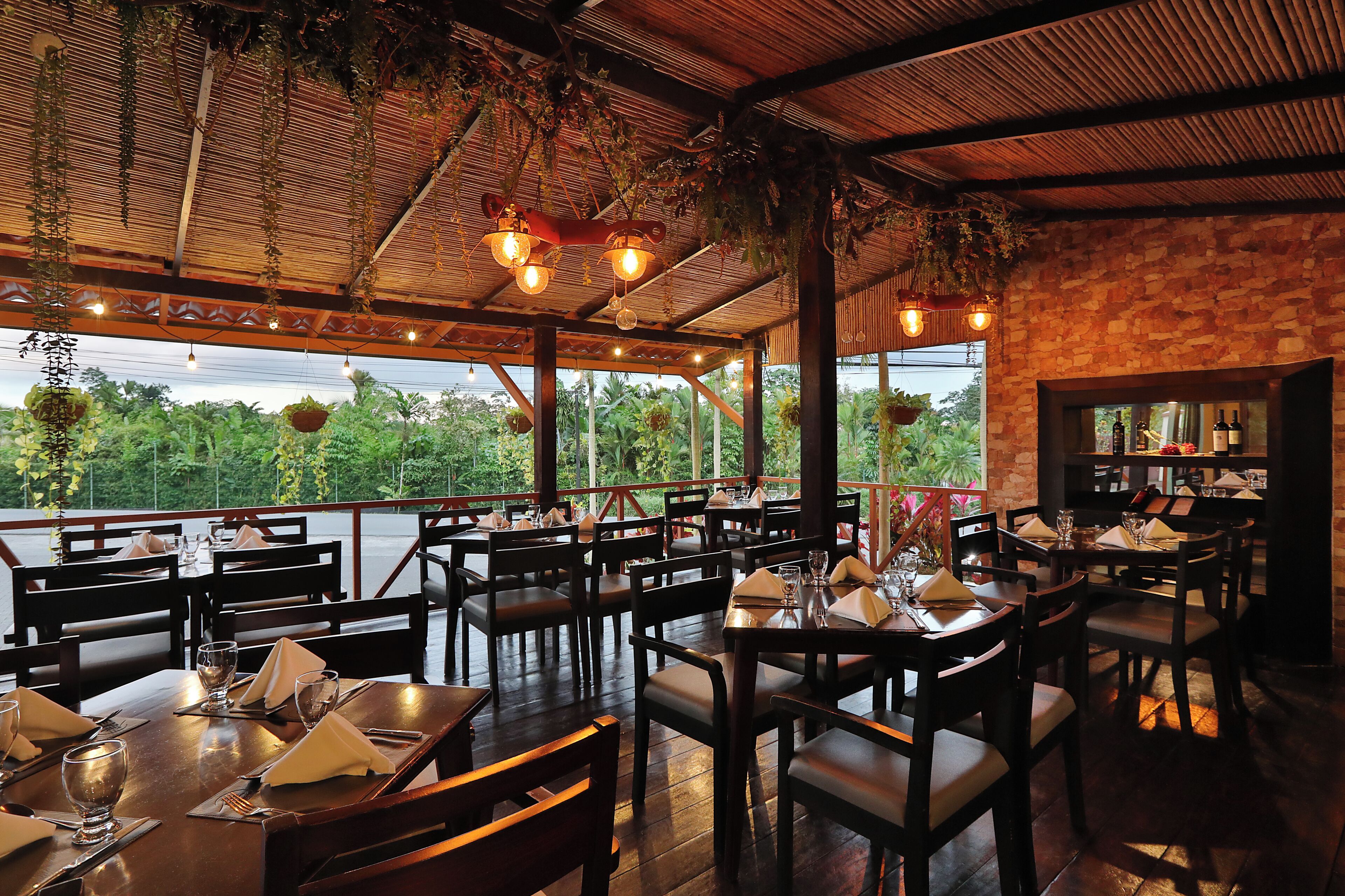 朝食、ランチ、ディナーに営業 (多国籍料理、プールビュー)