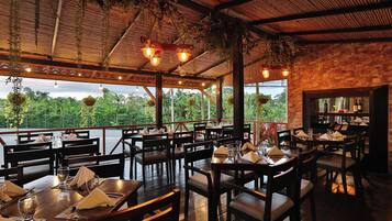 Petit déjeuner, déjeuner et dßner servis sur place, vue sur la piscine