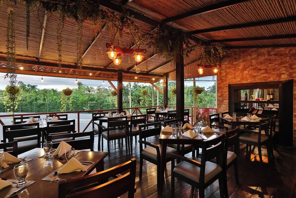 供应早餐、午餐和晚餐，国际美食，泳池景观