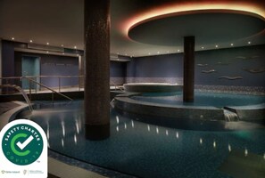Una piscina techada