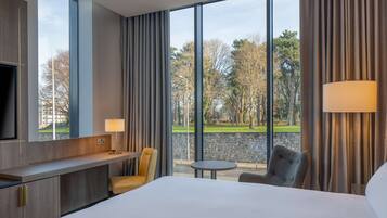 Hilton, Chambre Supérieure, 1 trÚs grand lit | Literie hypoallergénique, coffres-forts dans les chambres, bureau