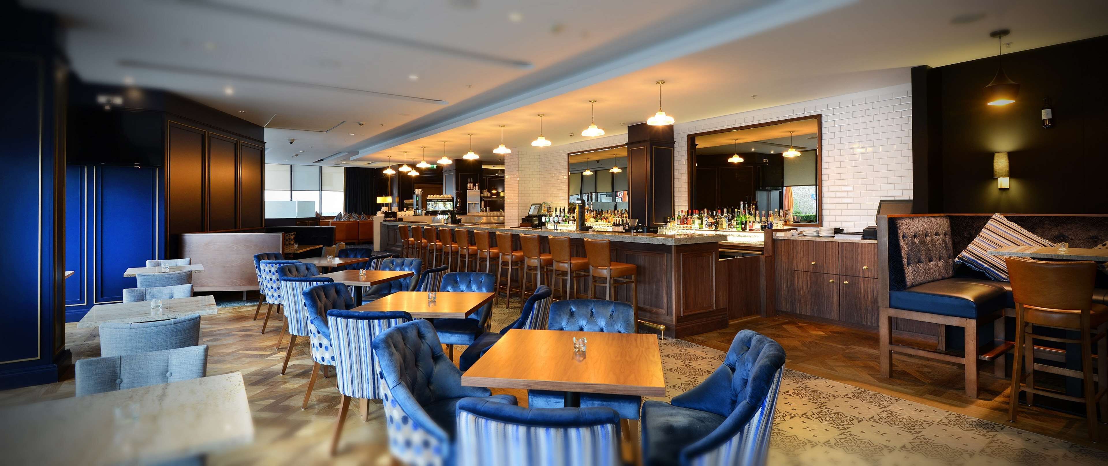 2 restoran, melayani sarapan, makan siang; sajian masakan internasional