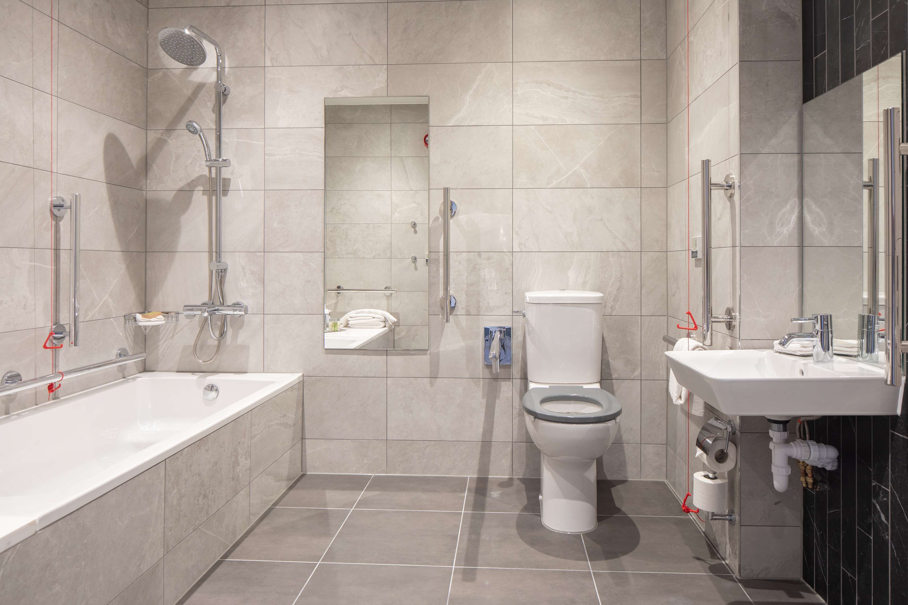 room, 1 king bed, accessible | bathroom | combined shower/bathtub, free toiletries, hair dryer, towels