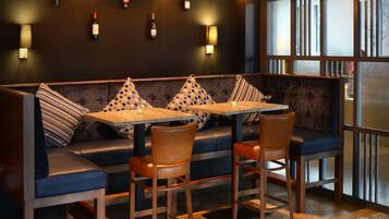 Al fresco dining, serves lunch, dinner and brunch