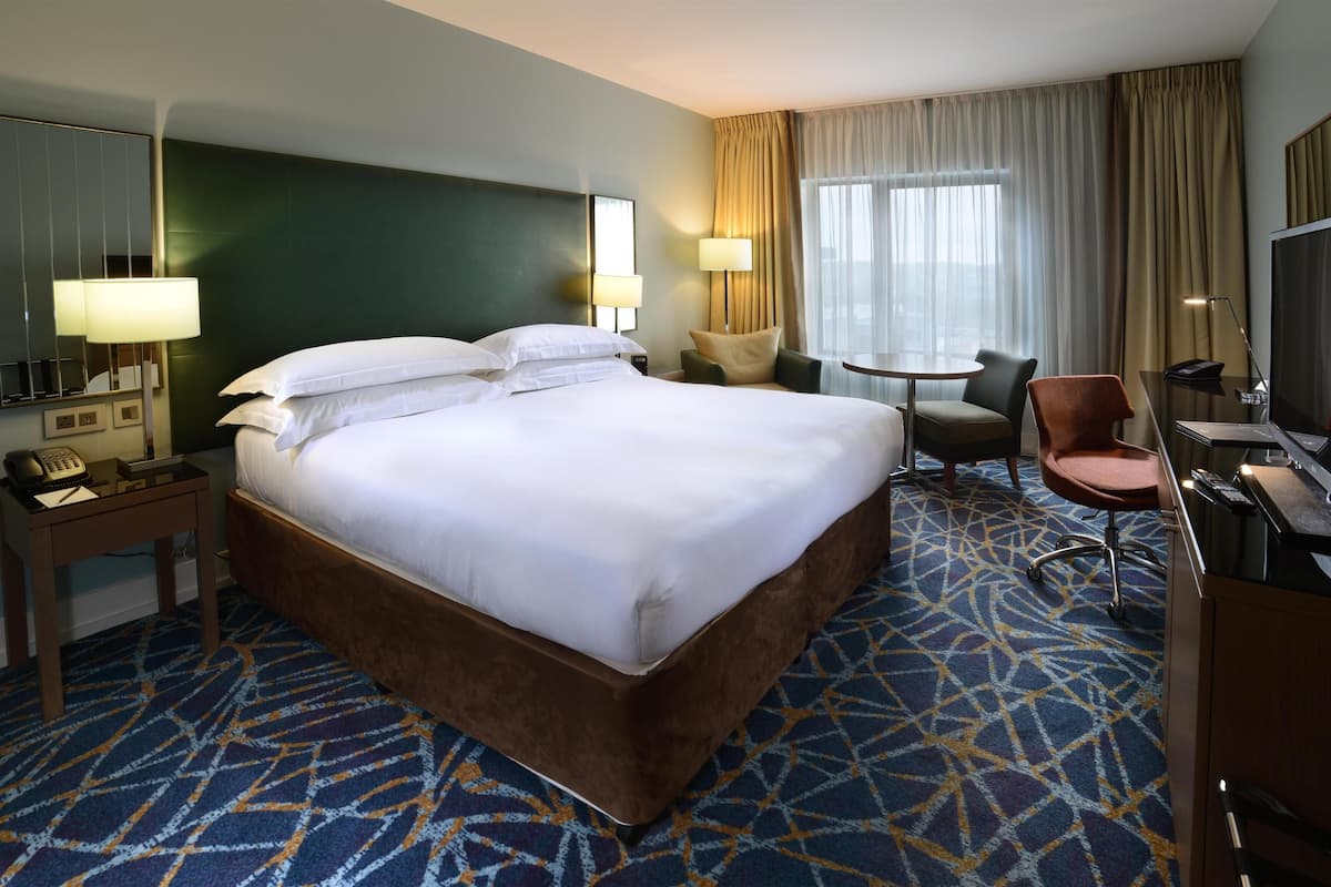 Room, 1 King Bed | Hypo-allergenic bedding available, in-room safe, desk, blackout drapes