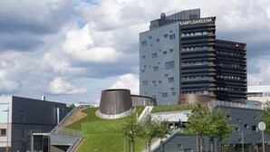 A modern building complex with a prominent sign reading "Kampusareena." - Hotel Hermica (Tampere)