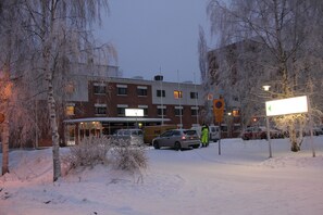 Fassade der Unterkunft – Abend/Nacht