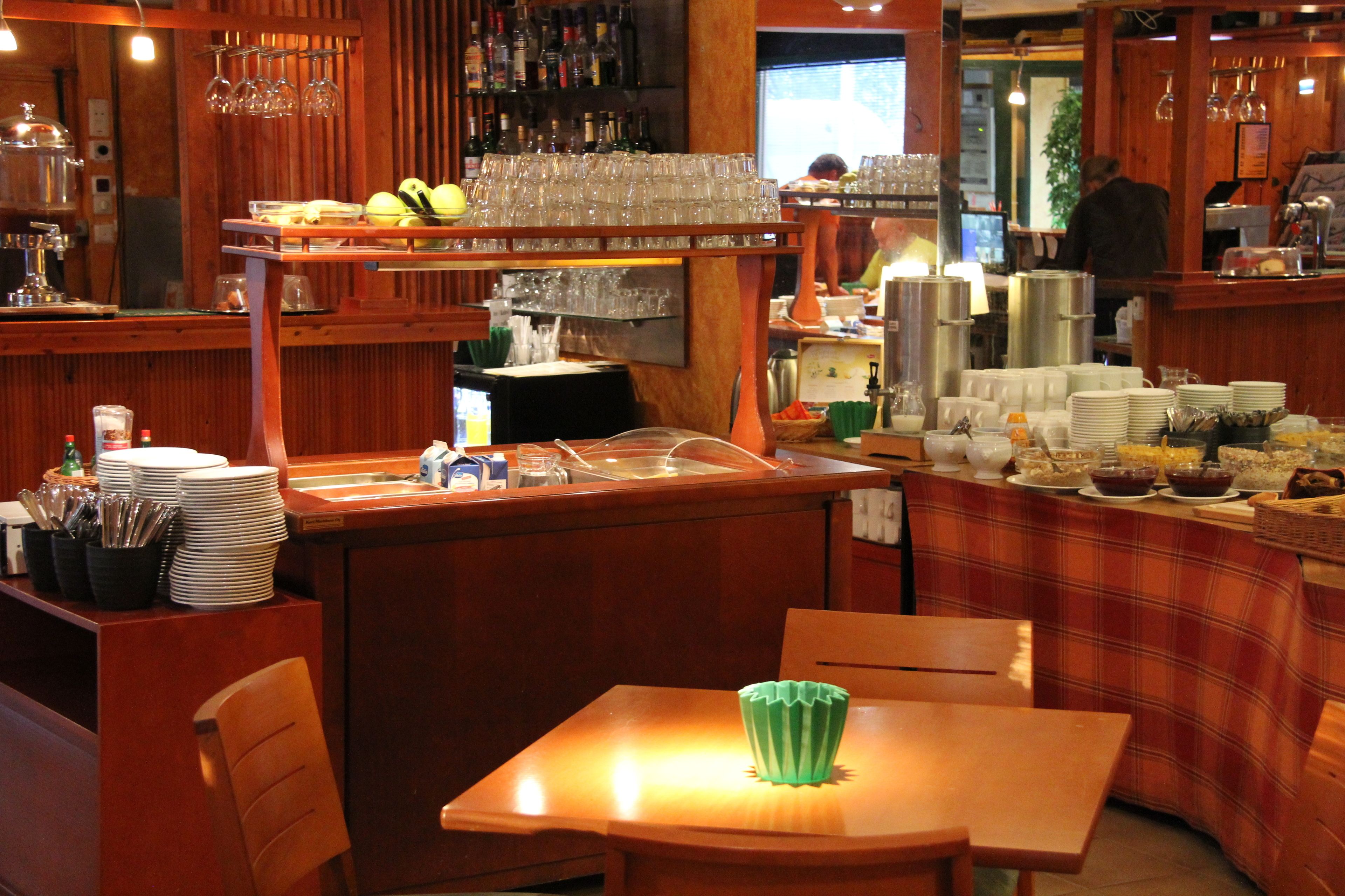 بوفيه فطور مجانًا يوميًا