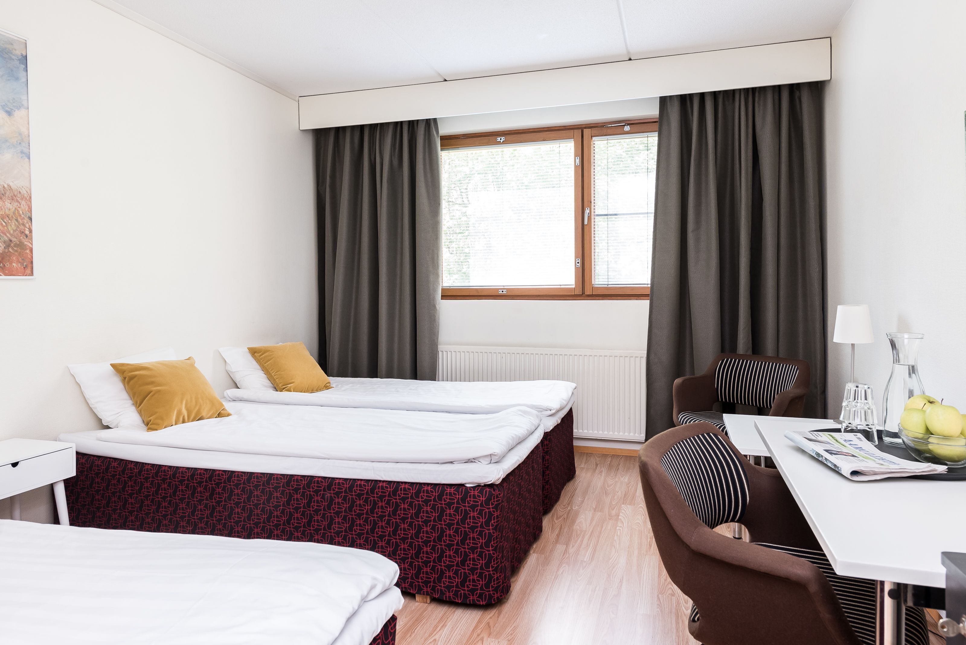 Masa, güneşlik/perde, ses yalıtımı, ütü/ütü masası 