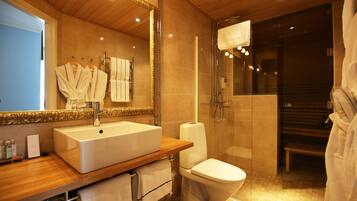 Suite | Bathroom | Shower, free toiletries, bidet, towels