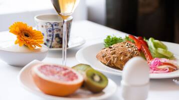 Free cooked-to-order breakfast on weekdays