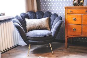 Superior Double Room | Living room | Flat-screen TV - Boutique Hotel Yöpuu (Jyväskylä)