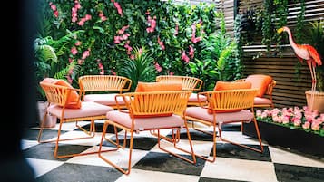 Phục vụ bữa sáng, bữa trưa, bữa tối, đặc sản địa phương