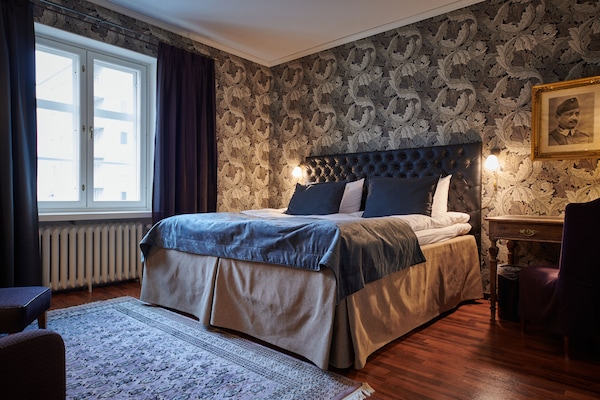 Premium bedding, down comforters, minibar, individually decorated