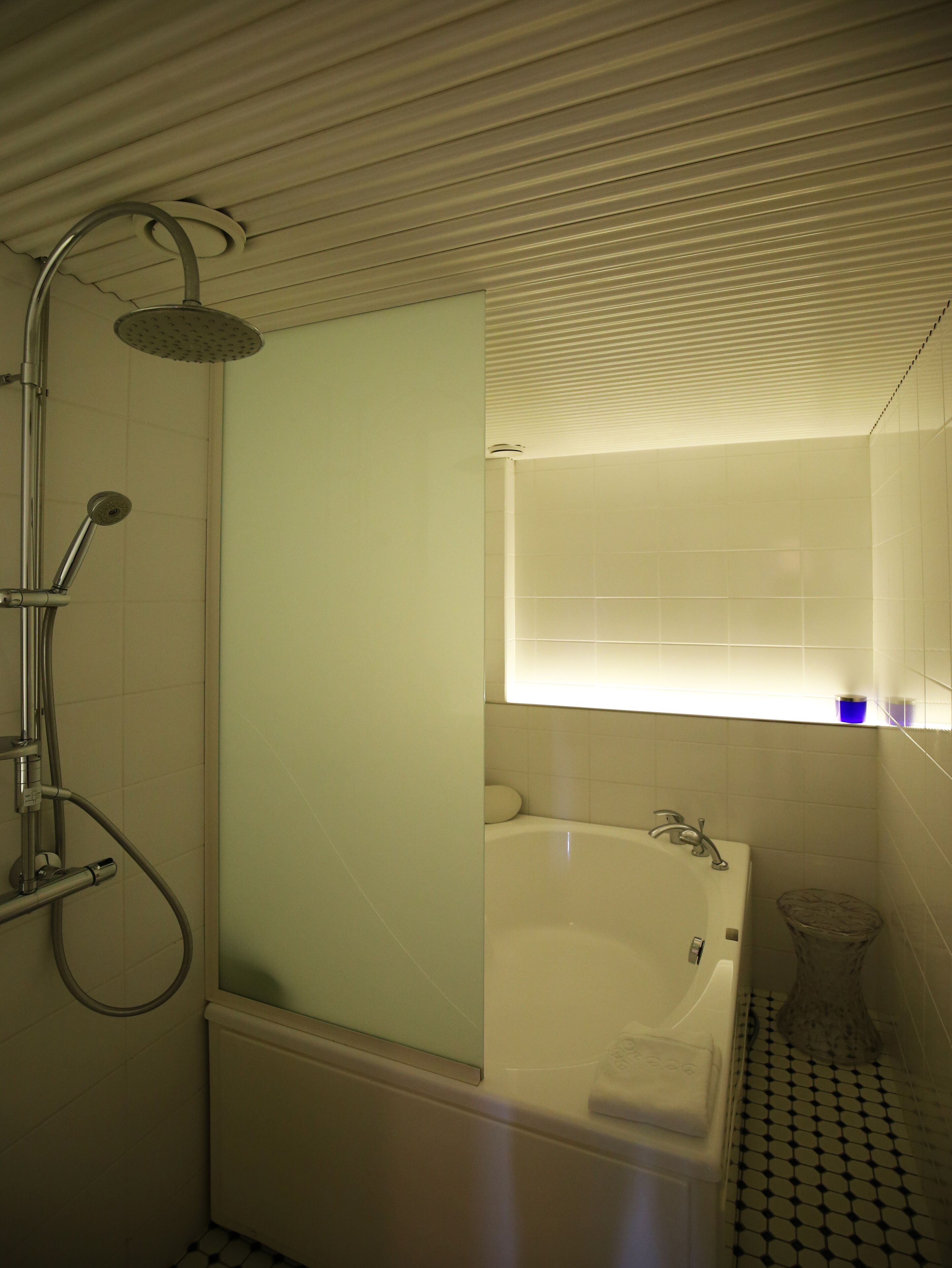Ein Badezimmer mit einer Badewanne, einer Duschbrause und einer Toilette.