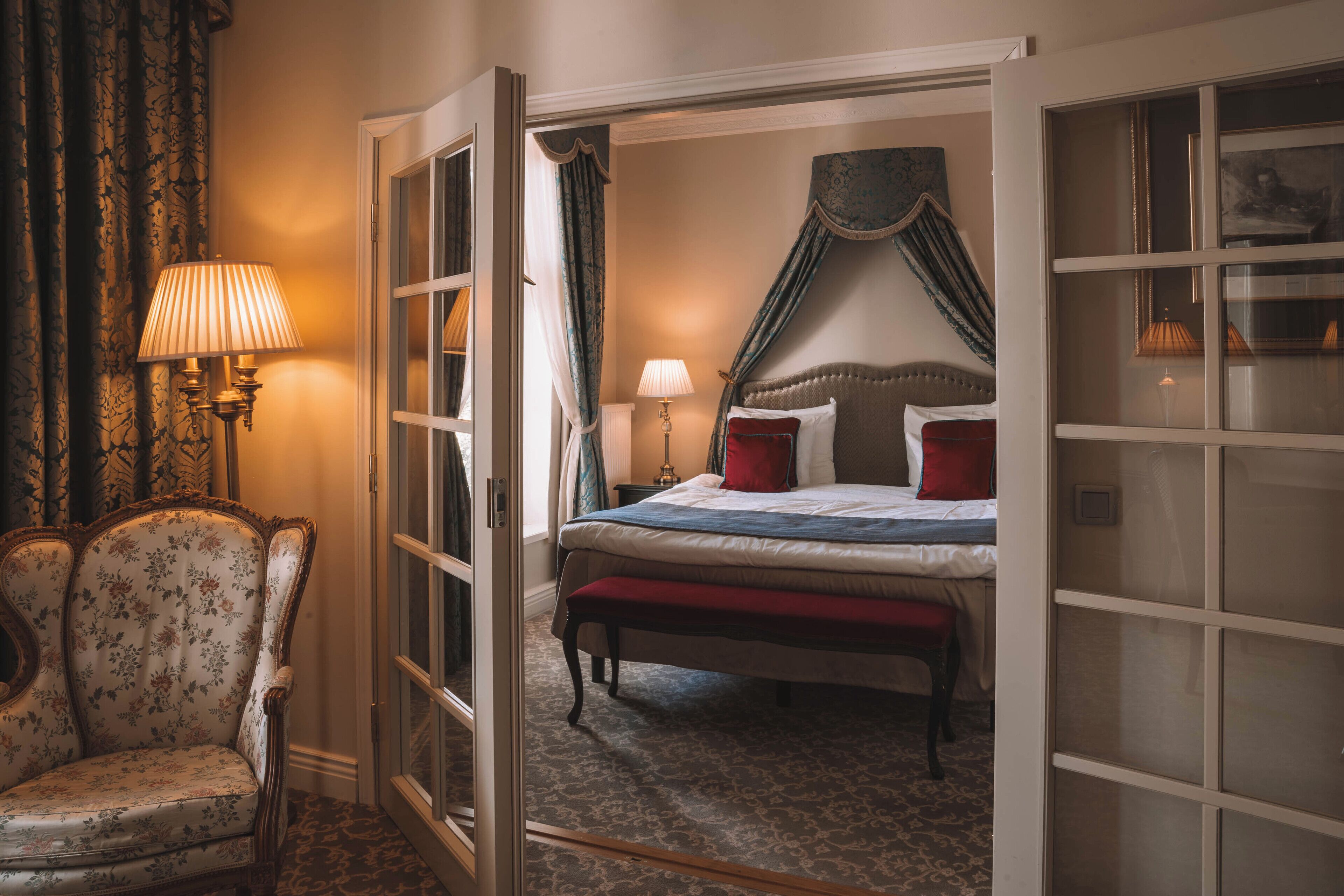 Suite - Manor Hotel | Premium bedding, blackout drapes, soundproofing, free WiFi