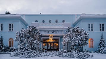 Sauna, hot tub, steam room, body treatments, hydrotherapy