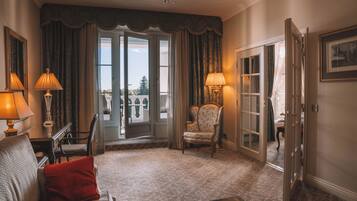 Suite - Manor Hotel | Premium bedding, blackout drapes, soundproofing, free WiFi