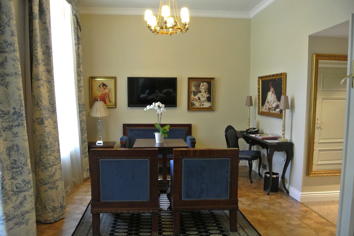 suite - manor hotel | in-room dining