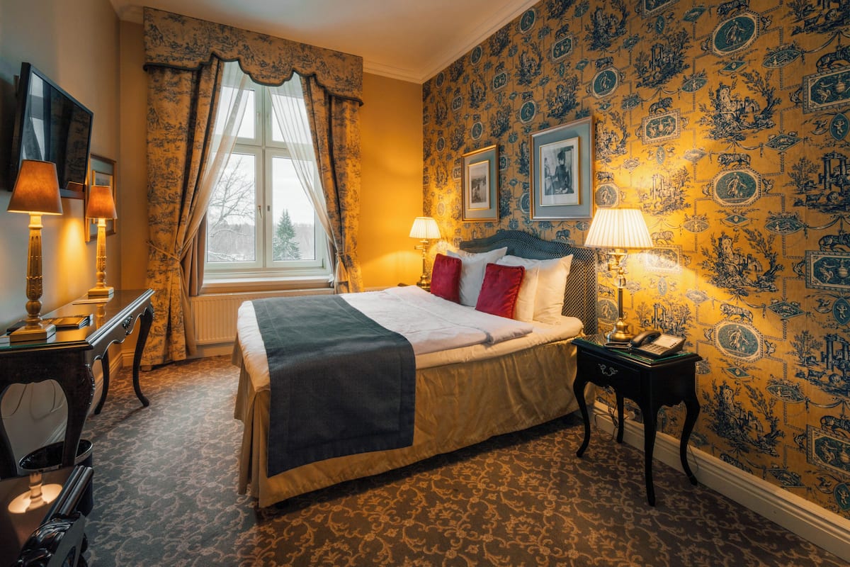 Classic double - Manor Hotel | Premium bedding, blackout curtains, soundproofing, free WiFi