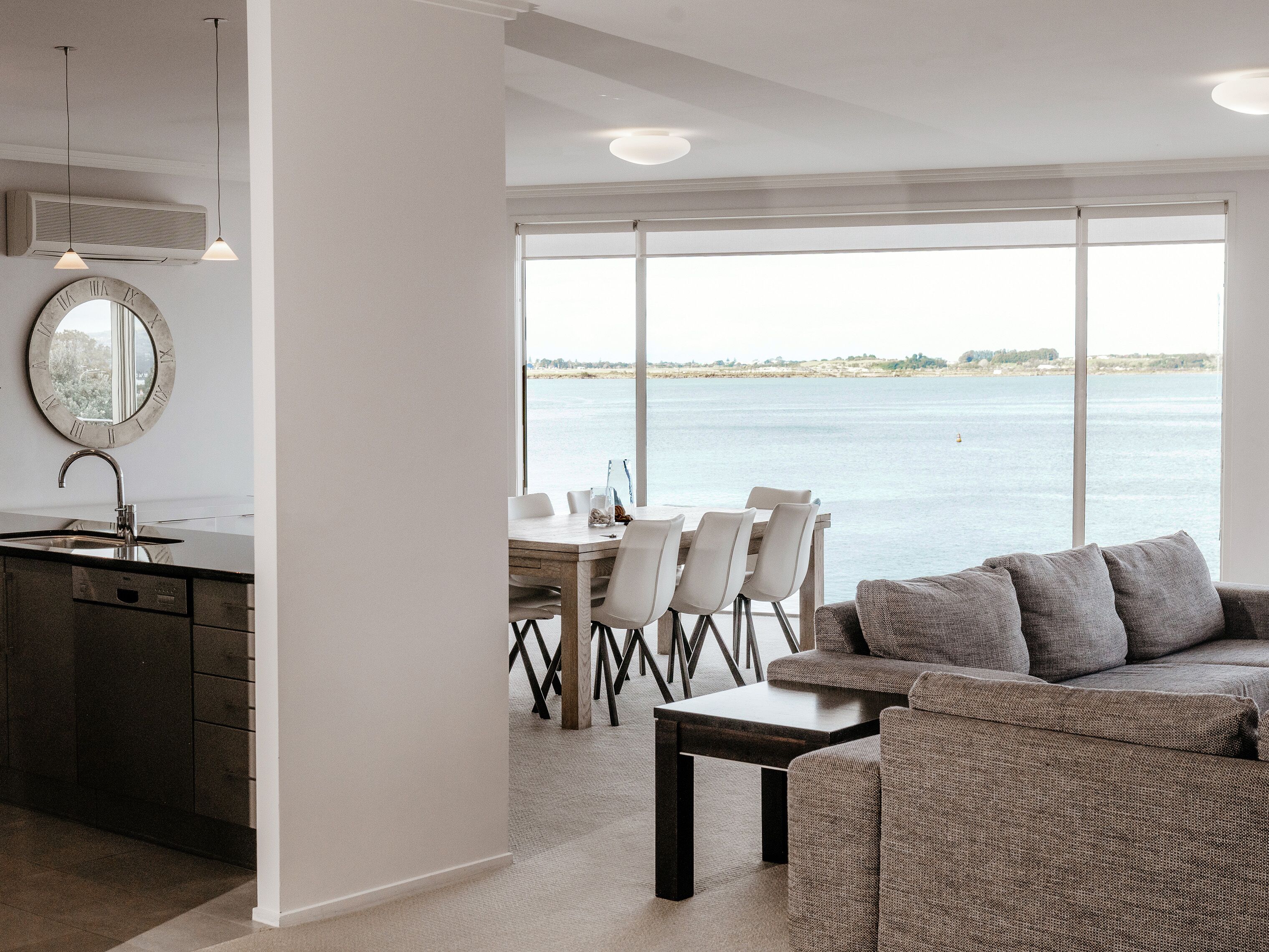 ペントハウス 3 ベッドルーム オーシャンビュー | リビング エリア | 42 インチの液晶テレビ (ケーブル放送視聴可)、テレビ