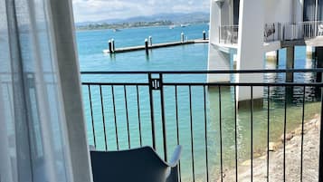 Rom – superior, 1 kingsize-seng, balkong, sjøutsikt | Sengetøy av topp kvalitet, safe på rommet og blendingsgardiner