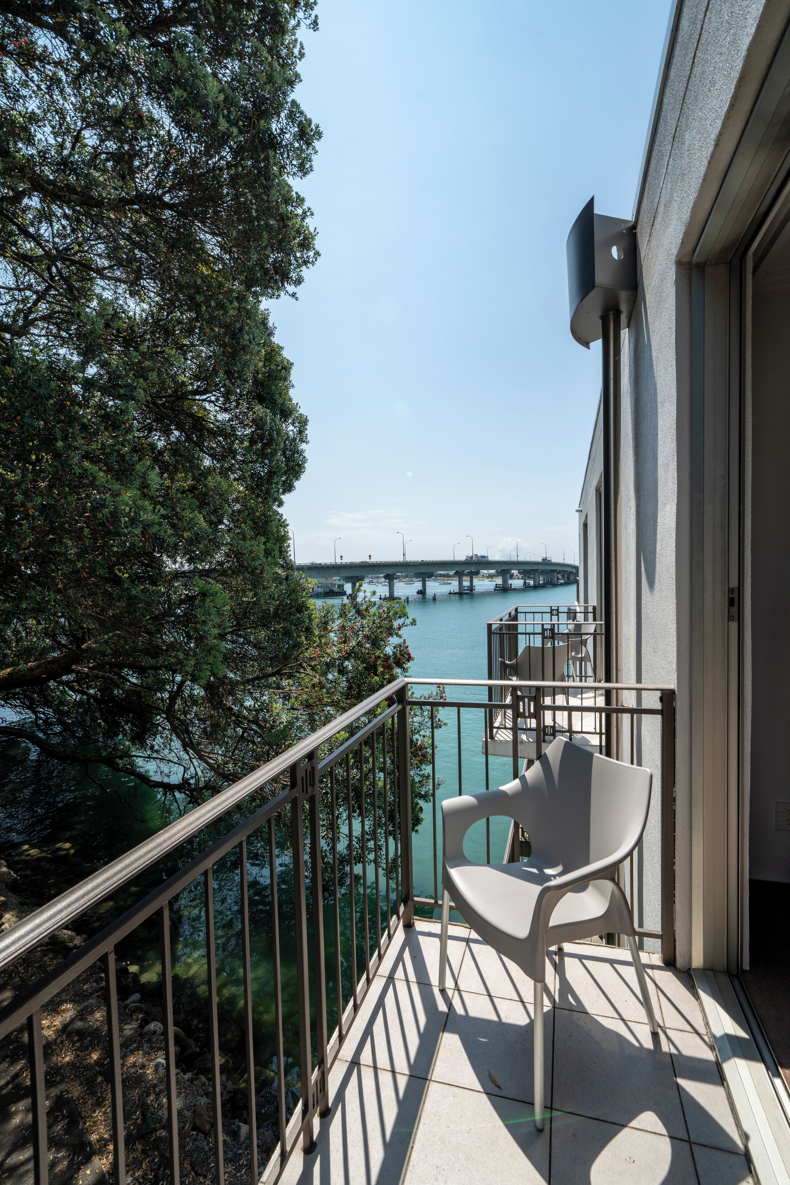 Chambre Supérieure, 1 très grand lit, balcon, vue partielle sur l'océan | Literie de qualité supérieure, coffres-forts dans les chambres