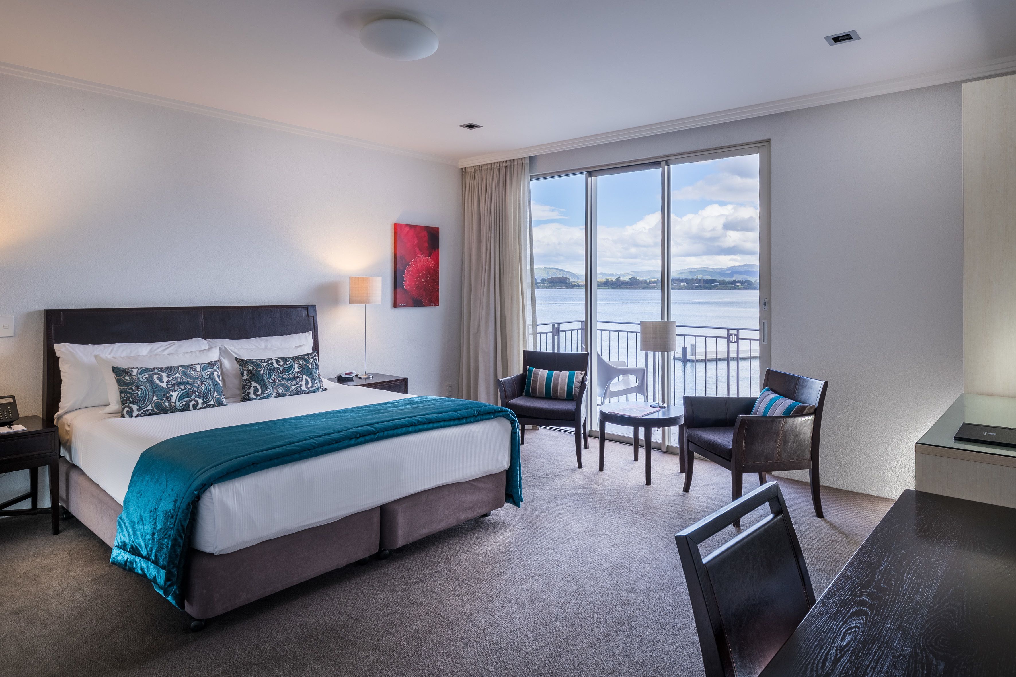 高級寝具、セーフティボックス (室内)、遮光カーテン、アイロン / アイロン台