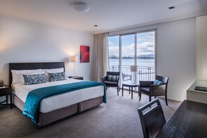 Sengetøy av topp kvalitet, safe på rommet og blendingsgardiner