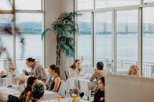 Se sirven desayunos, almuerzos y cenas; con vista al mar