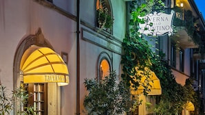 A historic building with a sign reading "VERNA DEL MONTE" and "PROTEGE NO 8 FAMVOLS ARBITRIAN". - Locanda dello Spuntino (Grottaferrata)