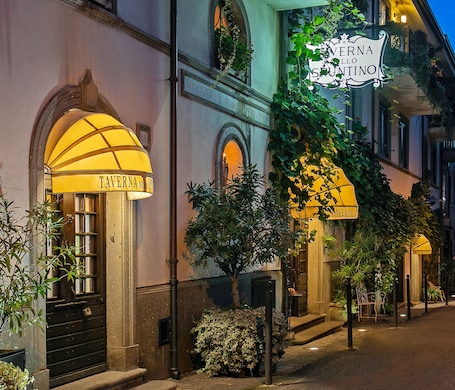 Fachada de la propiedad por la tarde o noche