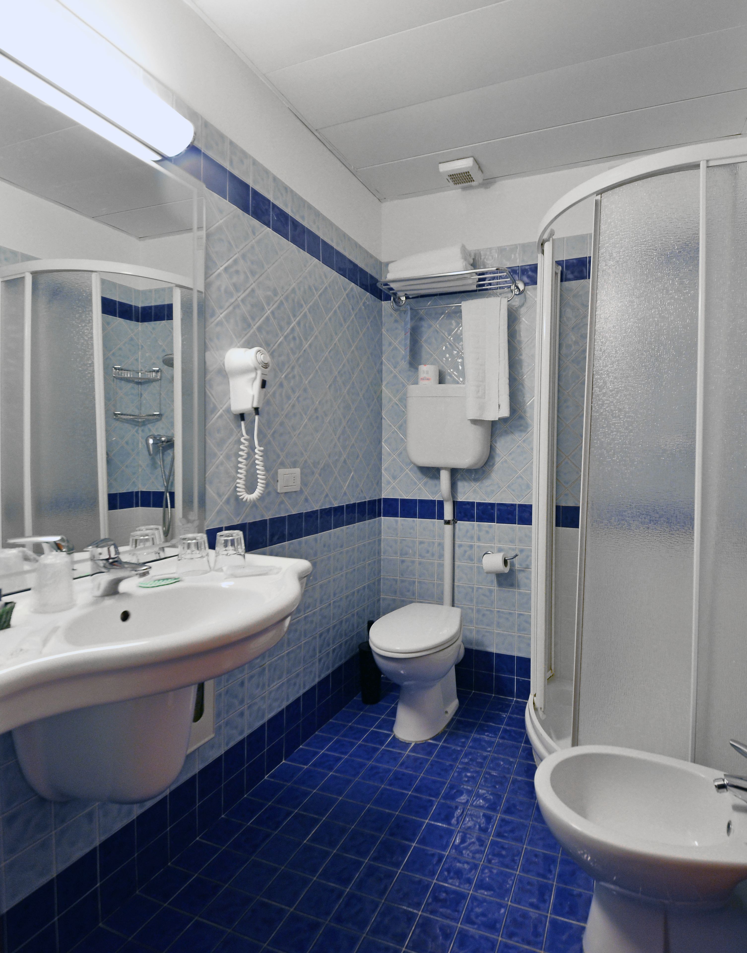 triple room | bathroom | shower, free toiletries, hair dryer, bidet
