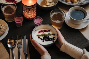 بوفيه فطور مجانًا يوميًا