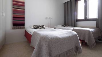 Escritorio y ropa de cama
