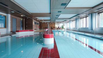 Työpöytä, ilmaiset vauvansängyt, vuodevaatteet