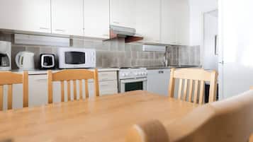 Economy Apartment, 2 bedrooms, kitchen, sauna | Escritorio, cunas gratuitas y ropa de cama