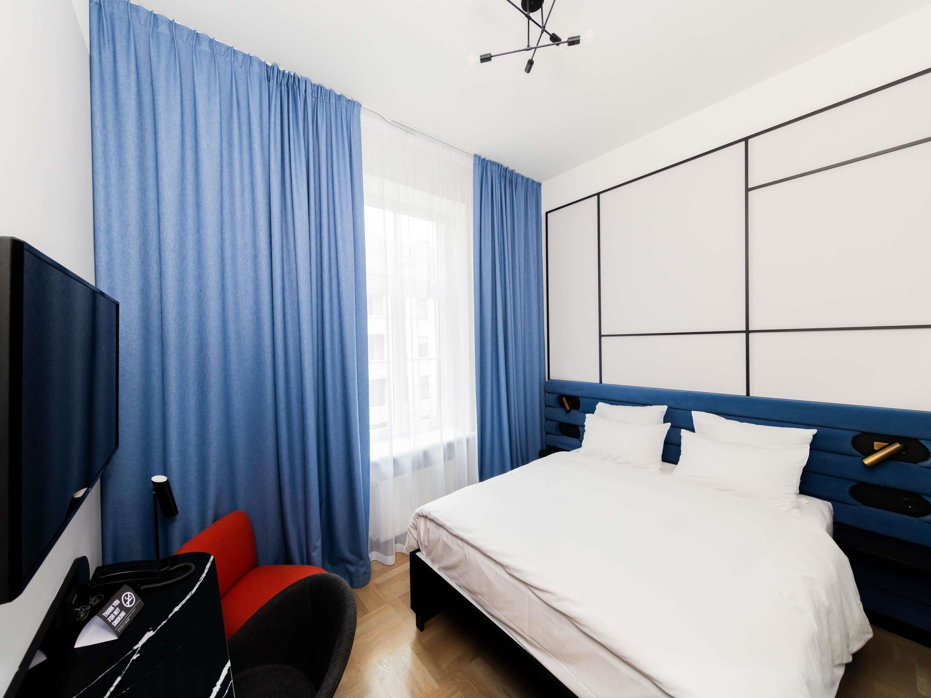 Ropa de cama hipoalergénica y caja de seguridad en la habitación 