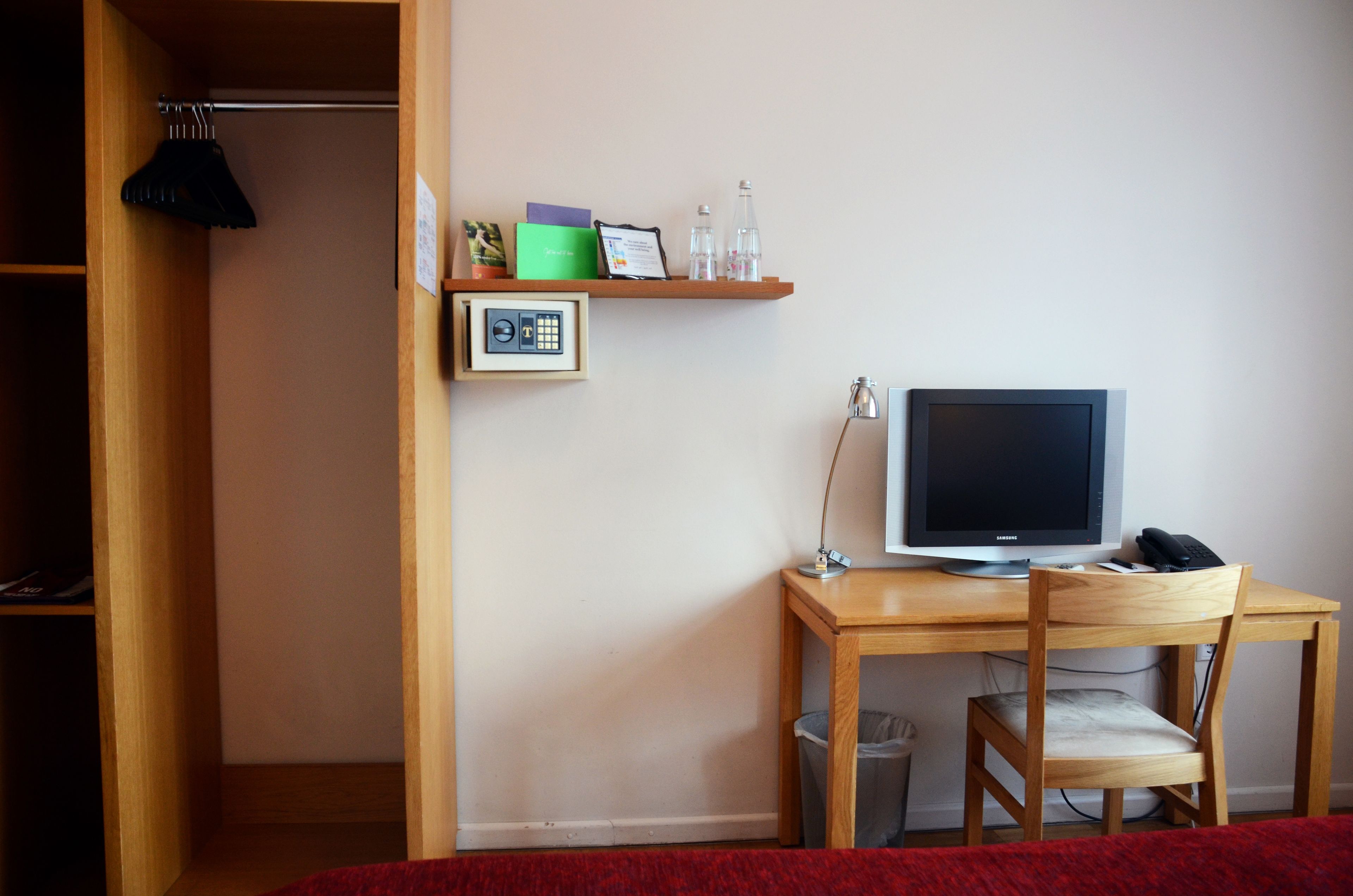 hypo-allergenic bedding, in-room safe, desk, laptop workspace