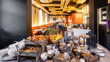 Desayuno buffet diario (EUR 16 por persona)