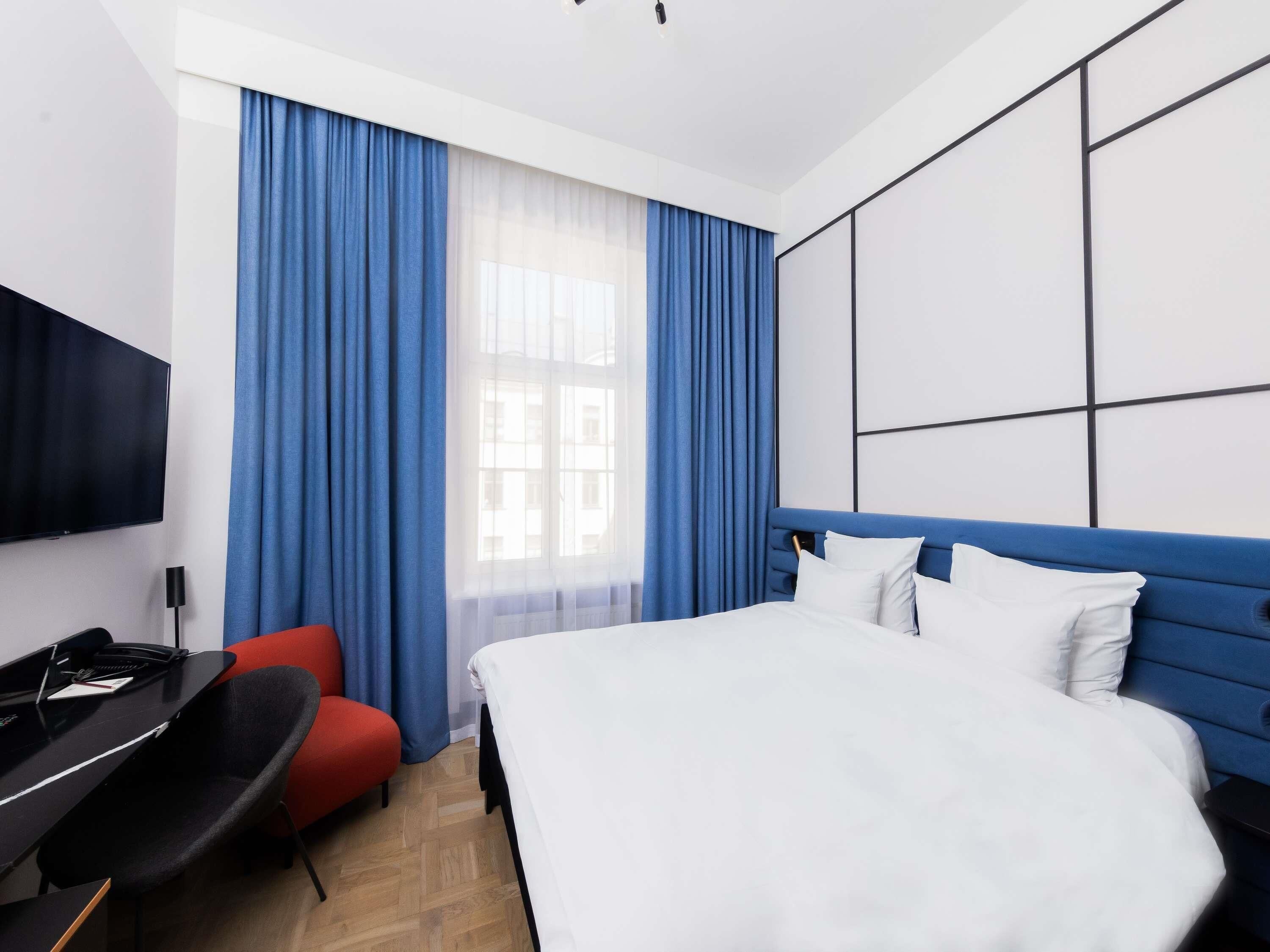 Hypo-allergenic bedding, in-room safe, desk, laptop workspace