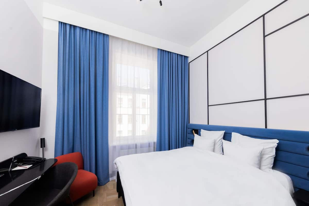 Hypo-allergenic bedding, in-room safe, desk, laptop workspace