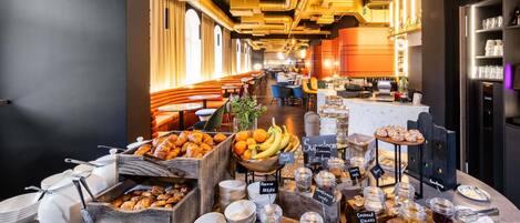 Se ofrece un desayuno bufé (16 EUR por persona)