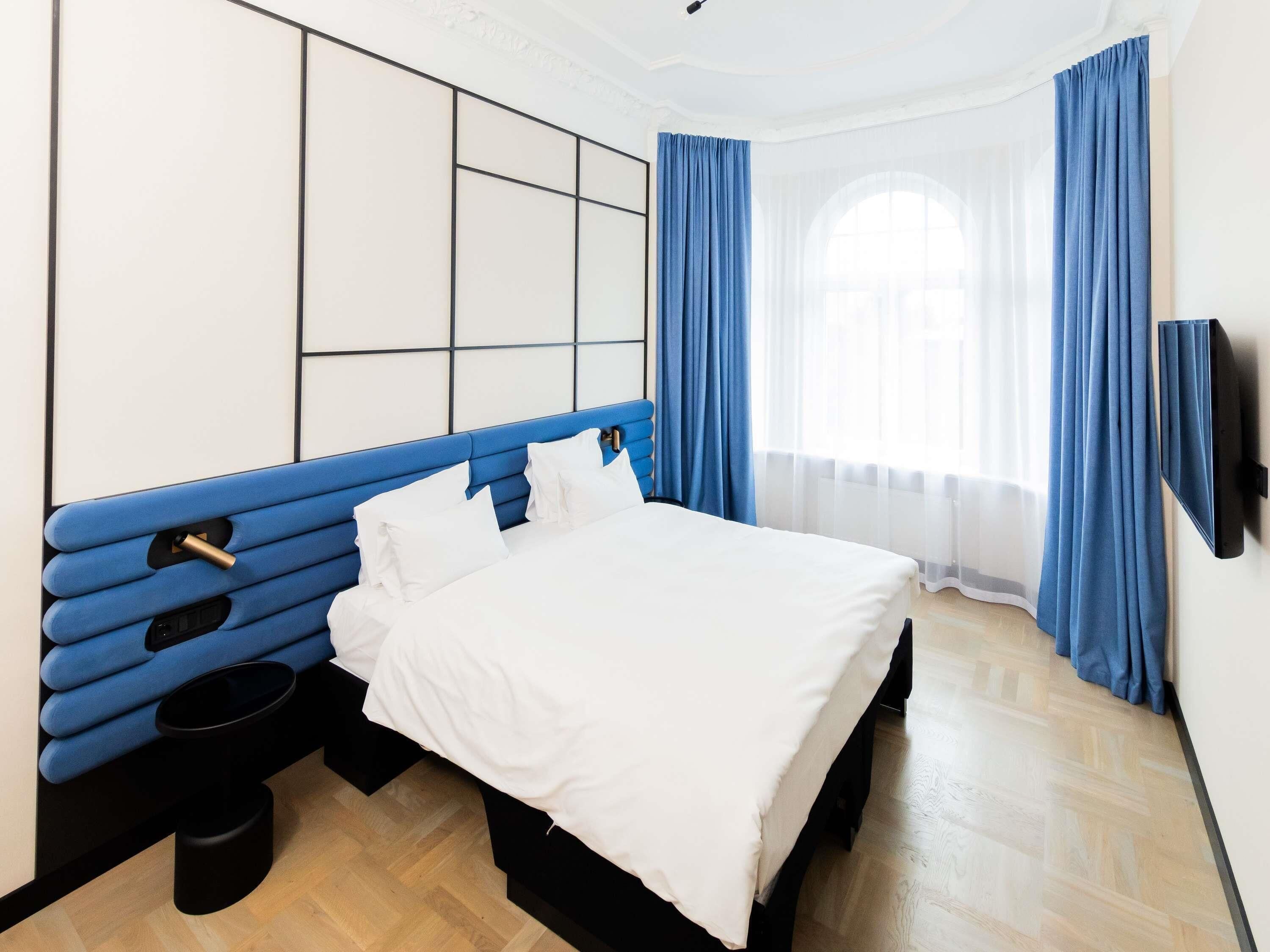 Suite (Tribe Extra) | Hypo-allergenic bedding, in-room safe, desk, laptop workspace