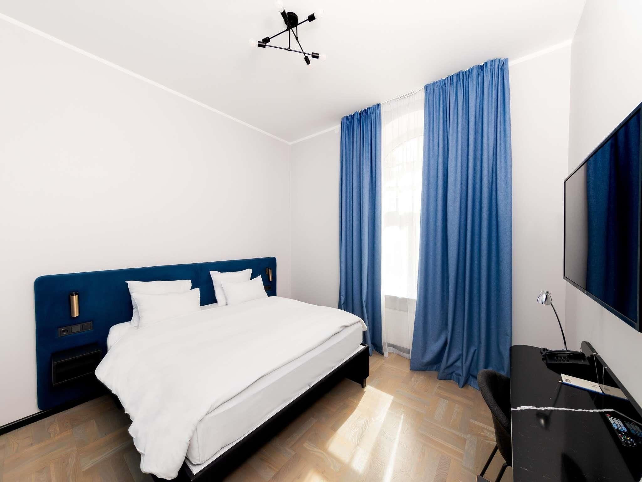 Kahden hengen classic-huone, 1 parisänky | Allergiatestatut vuodevaatteet, tallelokero huoneessa, työpöytä