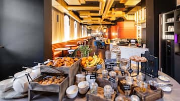 Tägliches Frühstücksbuffet (18 EUR pro Person)