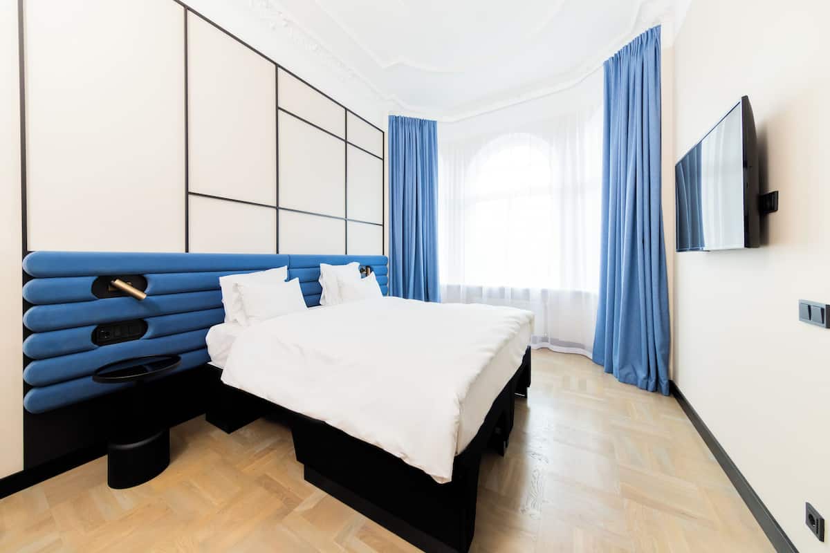 suite (tribe extra) | hypo-allergenic bedding, in-room safe, desk, laptop workspace