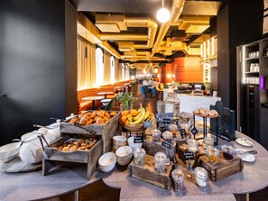 Päivittäinen buffetaamiainen (18 EUR per henkilö)